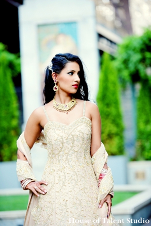 indian-wedding-bride-reception-dress-gold-necklace-cream,Portraits