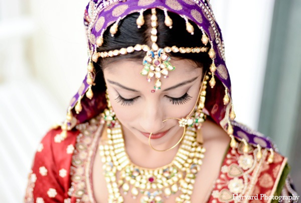 The bride wars a chic tikka and a gorgeous traditional Indian bridal necklace for the ceremony.