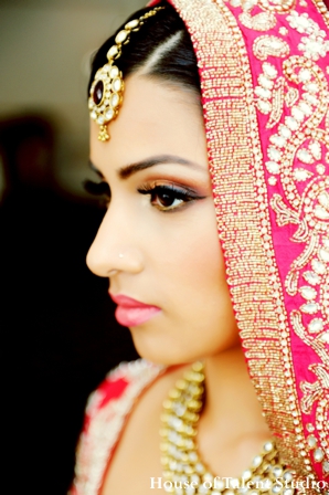 indian-wedding-bride-tikka-gold