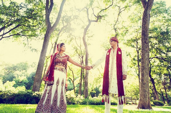 indian wedding outdoor photography bride groom red white outfits