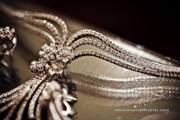 indian-weddings-bridal-jewelry-diamonds-close-up-necklace-flowers