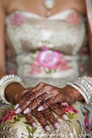 indian-wedding-getting-ready-bride-detail-mehndi
