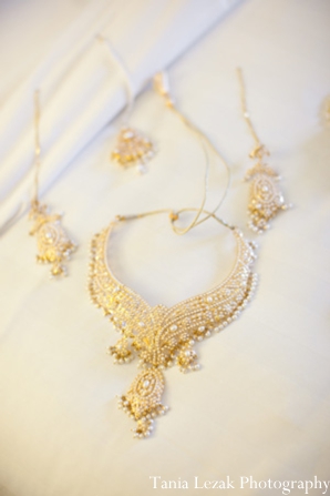 indian-wedding-getting-ready-gold-necklace