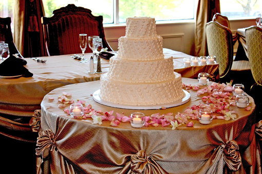 Indian-wedding-cake-white-red-bridal-lengha 2