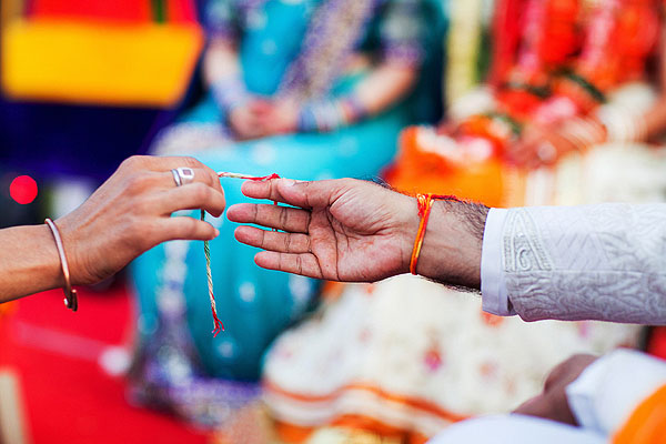 Indian wedding photos capture this beautiful outdoor wedding in Udaipur, India.