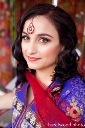 Indian bride makeup ideas wearing Indian bridal jewelry.