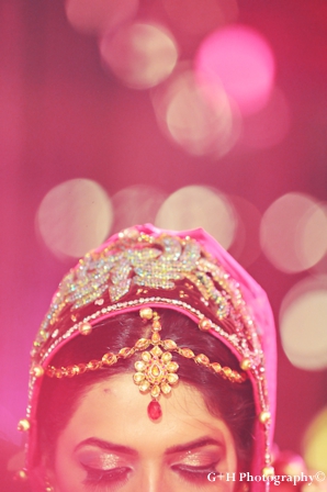 Indian bride wears tikka to indian wedding
