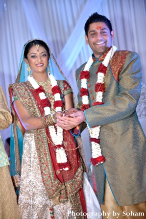 Indian bride and groom wear indian wedding jaimalas