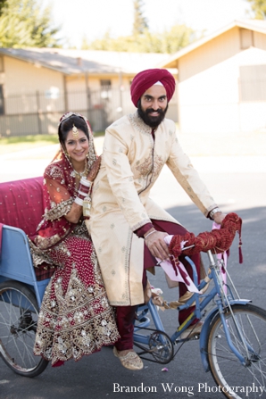 Indian bride and groom ride away from vidai indian wedding custom on an indian tuk tuk
